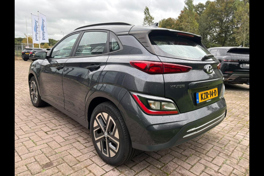 Hyundai Kona EV Fashion 64 kWh | 204 PK | SOH 95% | Adaptive cruise control | Achteruitrijcamera | Keyless entry | LED verlichting | DAB ontvanger | Bluetooth telefoonverbinding | Navigatie | Lichtmetalen velgen