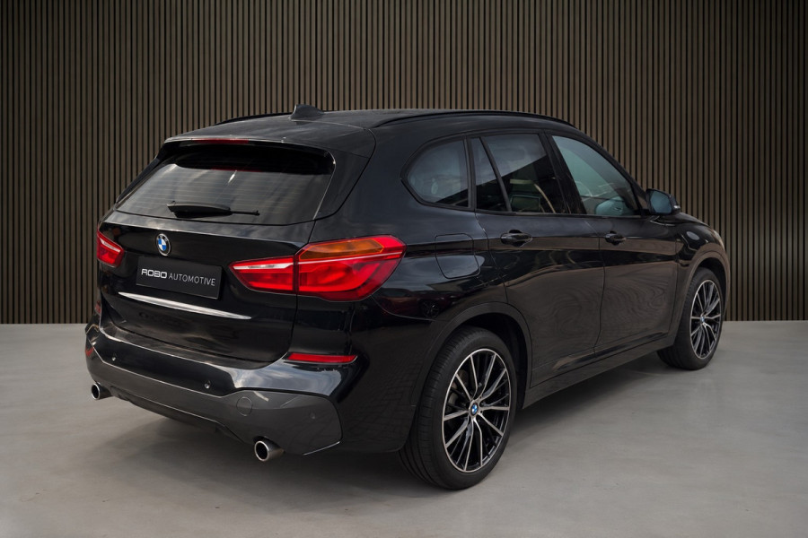 BMW X1 xDrive20i High Executive M Sport | Panoramadak | Harman Kardon | Head-Up Display | Stoelverwarming | Keyless | Camera | Adaptive Cruise Control | Ambiance Verlichting | Parkeersensoren | DAB | Trekhaak