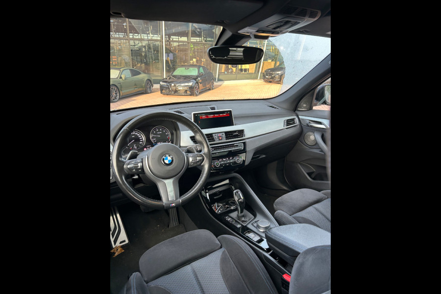 BMW X1 xDrive20i High Executive M Sport | Panoramadak | Harman Kardon | Head-Up Display | Stoelverwarming | Keyless | Camera | Adaptive Cruise Control | Ambiance Verlichting | Parkeersensoren | DAB | Trekhaak