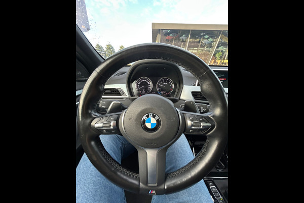 BMW X1 xDrive20i High Executive M Sport | Panoramadak | Harman Kardon | Head-Up Display | Stoelverwarming | Keyless | Camera | Adaptive Cruise Control | Ambiance Verlichting | Parkeersensoren | DAB | Trekhaak