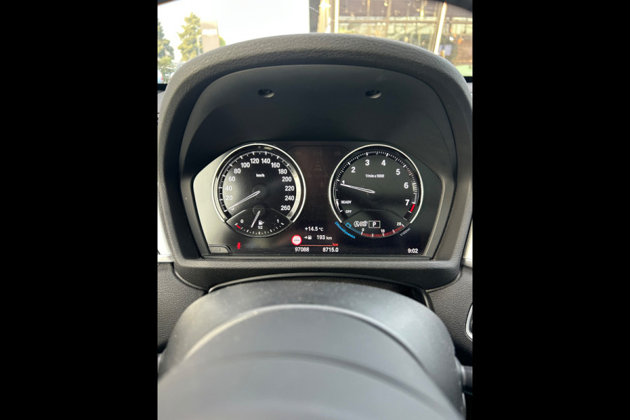 BMW X1 xDrive20i High Executive M Sport | Panoramadak | Harman Kardon | Head-Up Display | Stoelverwarming | Keyless | Camera | Adaptive Cruise Control | Ambiance Verlichting | Parkeersensoren | DAB | Trekhaak