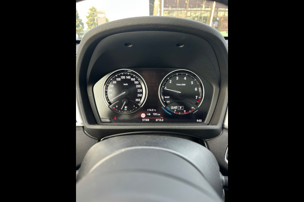 BMW X1 xDrive20i High Executive M Sport | Panoramadak | Harman Kardon | Head-Up Display | Stoelverwarming | Keyless | Camera | Adaptive Cruise Control | Ambiance Verlichting | Parkeersensoren | DAB | Trekhaak