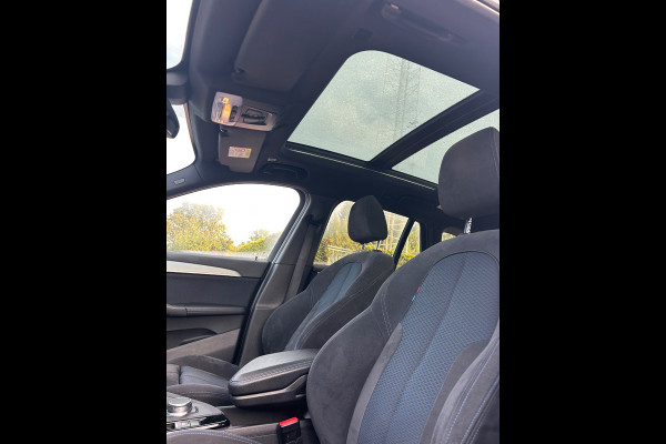 BMW X1 xDrive20i High Executive M Sport | Panoramadak | Harman Kardon | Head-Up Display | Stoelverwarming | Keyless | Camera | Adaptive Cruise Control | Ambiance Verlichting | Parkeersensoren | DAB | Trekhaak