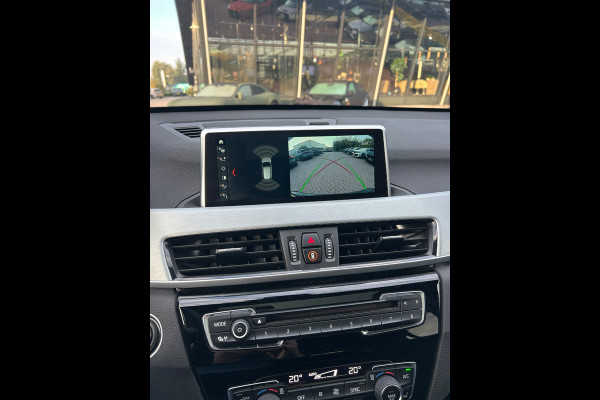 BMW X1 xDrive20i High Executive M Sport | Panoramadak | Harman Kardon | Head-Up Display | Stoelverwarming | Keyless | Camera | Adaptive Cruise Control | Ambiance Verlichting | Parkeersensoren | DAB | Trekhaak