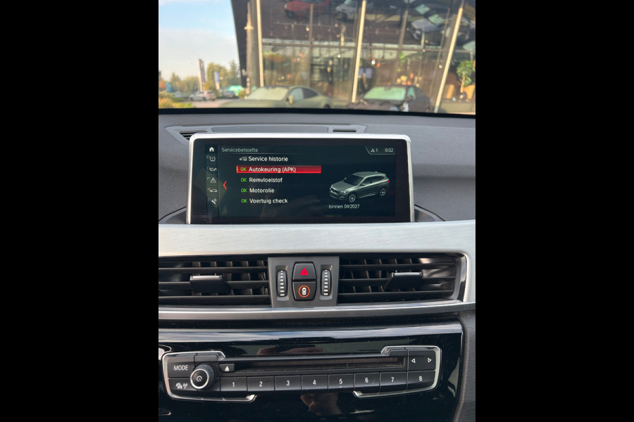 BMW X1 xDrive20i High Executive M Sport | Panoramadak | Harman Kardon | Head-Up Display | Stoelverwarming | Keyless | Camera | Adaptive Cruise Control | Ambiance Verlichting | Parkeersensoren | DAB | Trekhaak