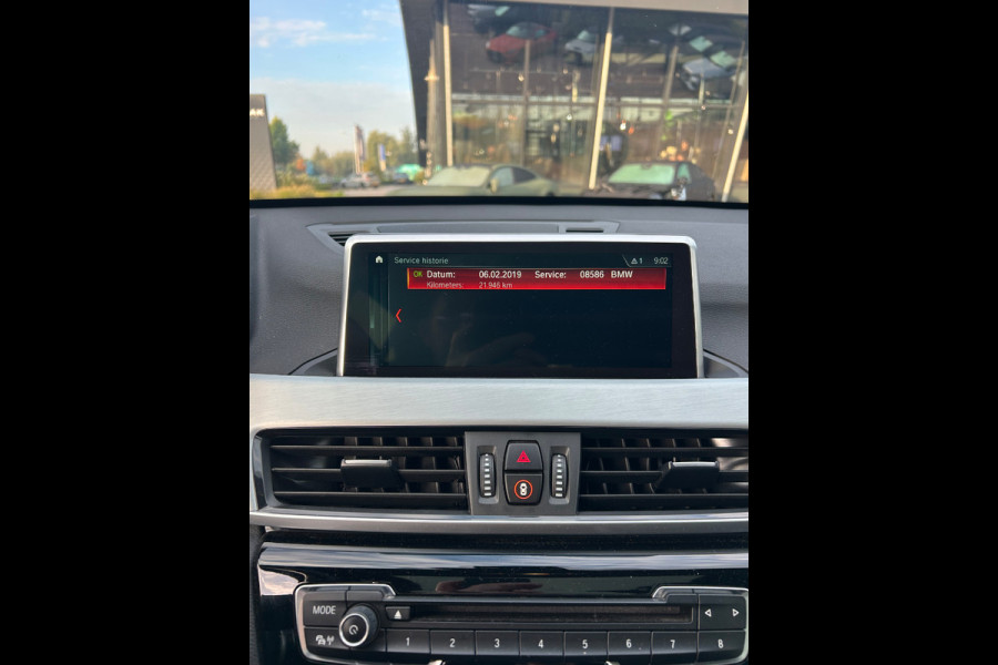 BMW X1 xDrive20i High Executive M Sport | Panoramadak | Harman Kardon | Head-Up Display | Stoelverwarming | Keyless | Camera | Adaptive Cruise Control | Ambiance Verlichting | Parkeersensoren | DAB | Trekhaak