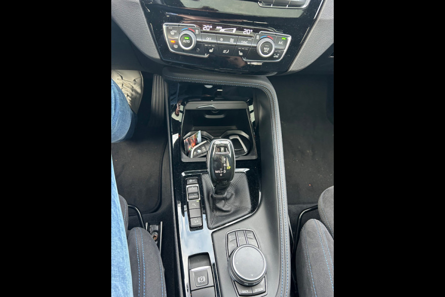 BMW X1 xDrive20i High Executive M Sport | Panoramadak | Harman Kardon | Head-Up Display | Stoelverwarming | Keyless | Camera | Adaptive Cruise Control | Ambiance Verlichting | Parkeersensoren | DAB | Trekhaak