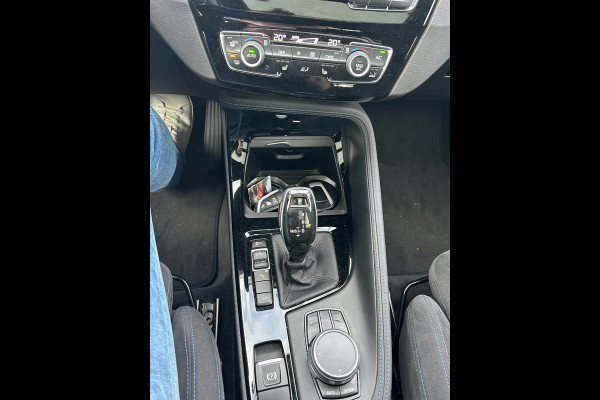 BMW X1 xDrive20i High Executive M Sport | Panoramadak | Harman Kardon | Head-Up Display | Stoelverwarming | Keyless | Camera | Adaptive Cruise Control | Ambiance Verlichting | Parkeersensoren | DAB | Trekhaak