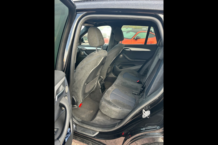 BMW X1 xDrive20i High Executive M Sport | Panoramadak | Harman Kardon | Head-Up Display | Stoelverwarming | Keyless | Camera | Adaptive Cruise Control | Ambiance Verlichting | Parkeersensoren | DAB | Trekhaak