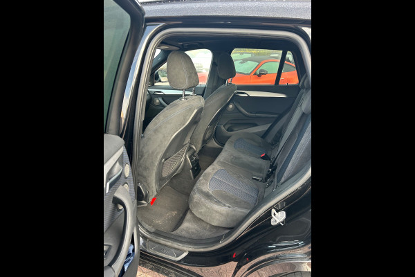 BMW X1 xDrive20i High Executive M Sport | Panoramadak | Harman Kardon | Head-Up Display | Stoelverwarming | Keyless | Camera | Adaptive Cruise Control | Ambiance Verlichting | Parkeersensoren | DAB | Trekhaak