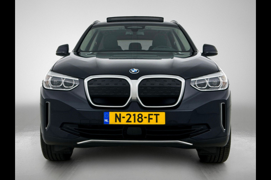 BMW iX3 Executive 80 kWh SOH 99,6% / Panoramadak / Leder / Stoelverwarming / Pdc.+Camera / Navigatie / Apk 10-2027