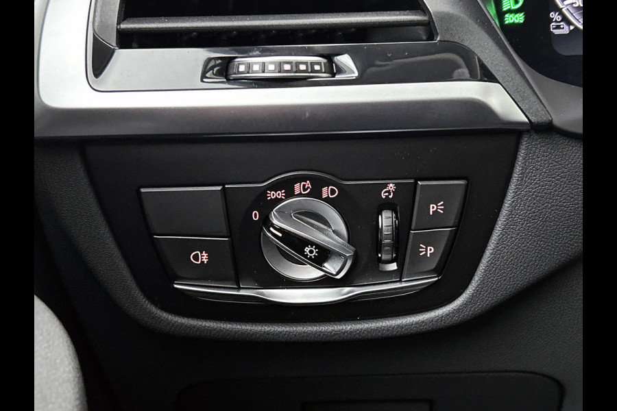 BMW iX3 Executive 80 kWh SOH 99,6% / Panoramadak / Leder / Stoelverwarming / Pdc.+Camera / Navigatie / Apk 10-2027