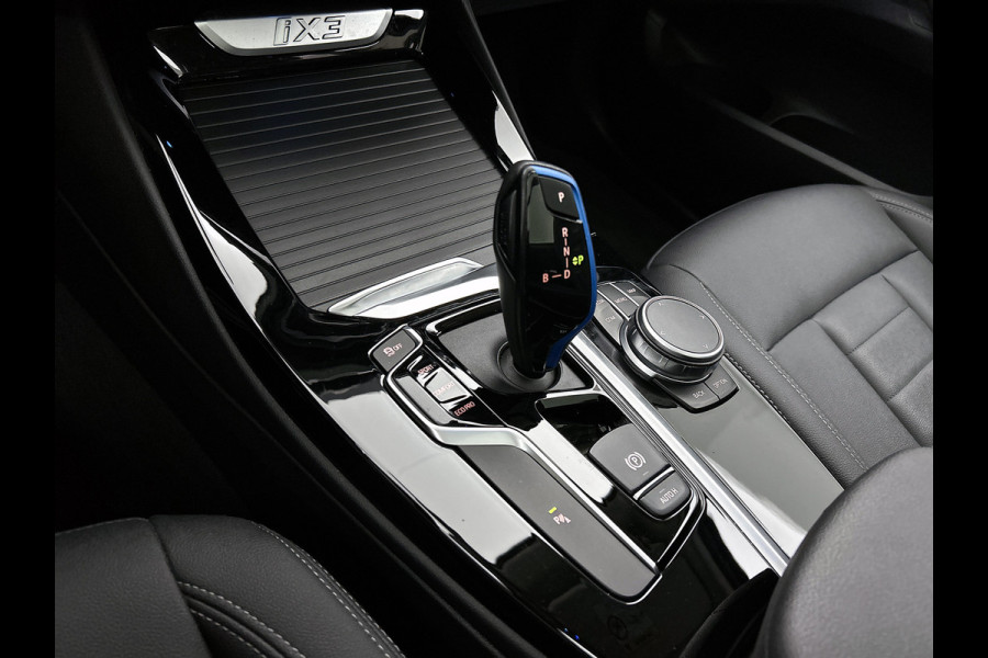BMW iX3 Executive 80 kWh SOH 99,6% / Panoramadak / Leder / Stoelverwarming / Pdc.+Camera / Navigatie / Apk 10-2027