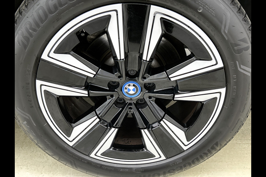 BMW iX3 Executive 80 kWh SOH 99,6% / Panoramadak / Leder / Stoelverwarming / Pdc.+Camera / Navigatie / Apk 10-2027