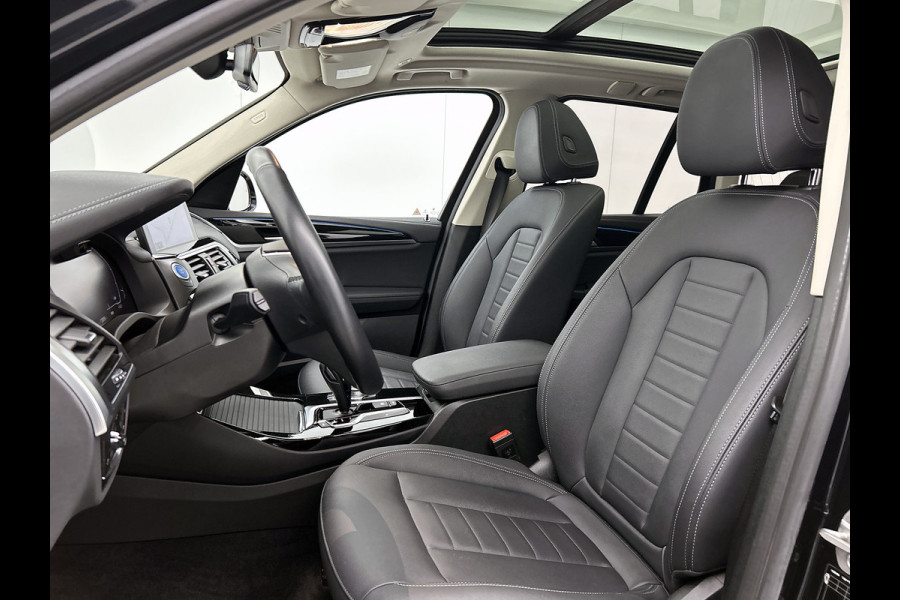BMW iX3 Executive 80 kWh SOH 99,6% / Panoramadak / Leder / Stoelverwarming / Pdc.+Camera / Navigatie / Apk 10-2027