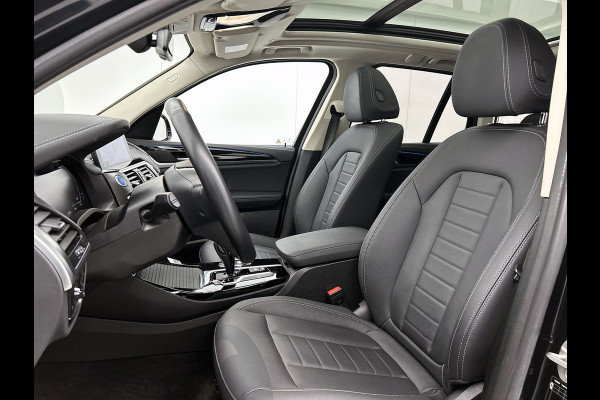 BMW iX3 Executive 80 kWh SOH 99,6% / Panoramadak / Leder / Stoelverwarming / Pdc.+Camera / Navigatie / Apk 10-2027