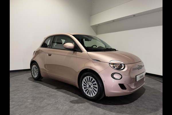 Fiat 500 3+1 42 kWh | Apple CarPlay - Android Auto | Stoelen verwarmd | Dodehoek detectie