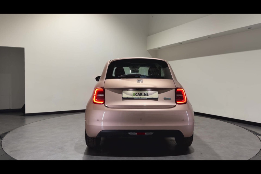 Fiat 500 42 kWh | Apple CarPlay - Android Auto | Stoelen verwarmd | Dodehoek detectie Rijklaar