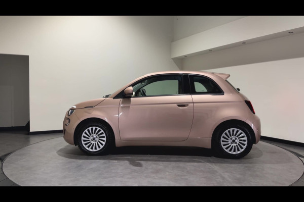 Fiat 500 42 kWh | Apple CarPlay - Android Auto | Stoelen verwarmd | Dodehoek detectie Rijklaar