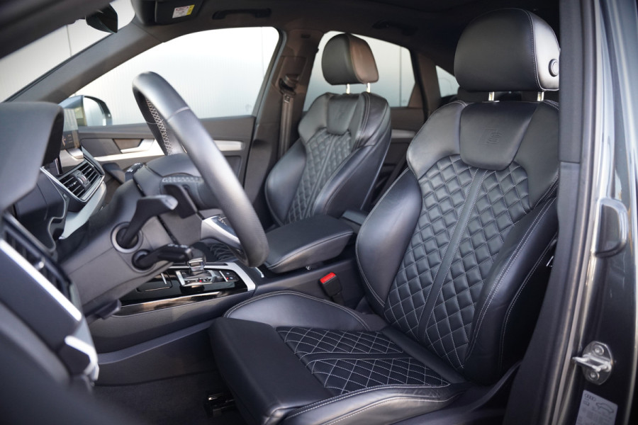 Audi Q5 Sportback 55 TFSI e S edition S-Line | Panoramadak | Stoelverwarming | RS Stoelen | Apple Carplay | Camera | Keyless | Navigatie | Trekhaak | Cruise Control | Memory Seat | Ambiance Verlichting | Matrix LED | SOH 99%