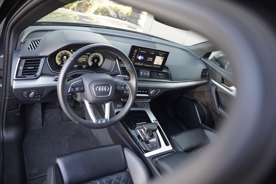 Audi Q5 Sportback 55 TFSI e S edition S-Line | Panoramadak | Stoelverwarming | RS Stoelen | Apple Carplay | Camera | Keyless | Navigatie | Trekhaak | Cruise Control | Memory Seat | Ambiance Verlichting | Matrix LED | SOH 99%