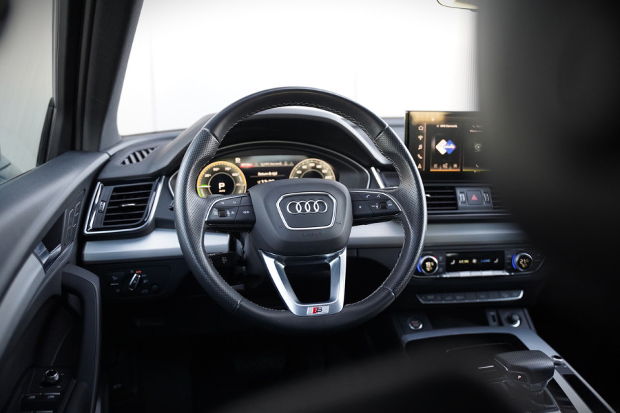 Audi Q5 Sportback 55 TFSI e S edition S-Line | Panoramadak | Stoelverwarming | RS Stoelen | Apple Carplay | Camera | Keyless | Navigatie | Trekhaak | Cruise Control | Memory Seat | Ambiance Verlichting | Matrix LED | SOH 99%