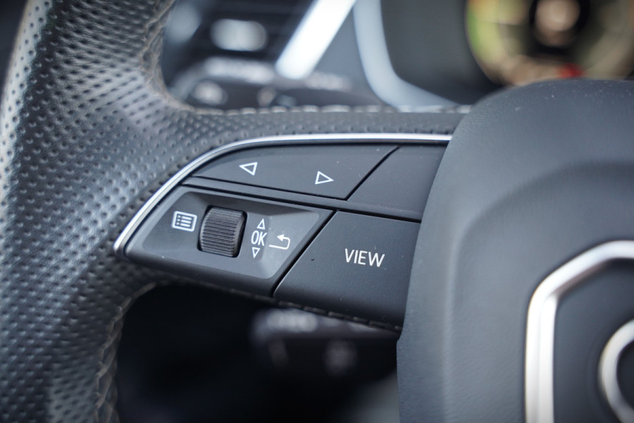 Audi Q5 Sportback 55 TFSI e S edition S-Line | Panoramadak | Stoelverwarming | RS Stoelen | Apple Carplay | Camera | Keyless | Navigatie | Trekhaak | Cruise Control | Memory Seat | Ambiance Verlichting | Matrix LED | SOH 99%
