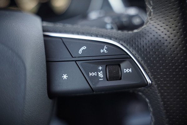 Audi Q5 Sportback 55 TFSI e S edition S-Line | Panoramadak | Stoelverwarming | RS Stoelen | Apple Carplay | Camera | Keyless | Navigatie | Trekhaak | Cruise Control | Memory Seat | Ambiance Verlichting | Matrix LED | SOH 99%