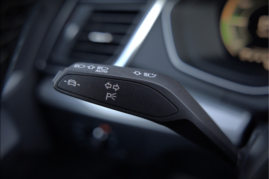Audi Q5 Sportback 55 TFSI e S edition S-Line | Panoramadak | Stoelverwarming | RS Stoelen | Apple Carplay | Camera | Keyless | Navigatie | Trekhaak | Cruise Control | Memory Seat | Ambiance Verlichting | Matrix LED | SOH 99%