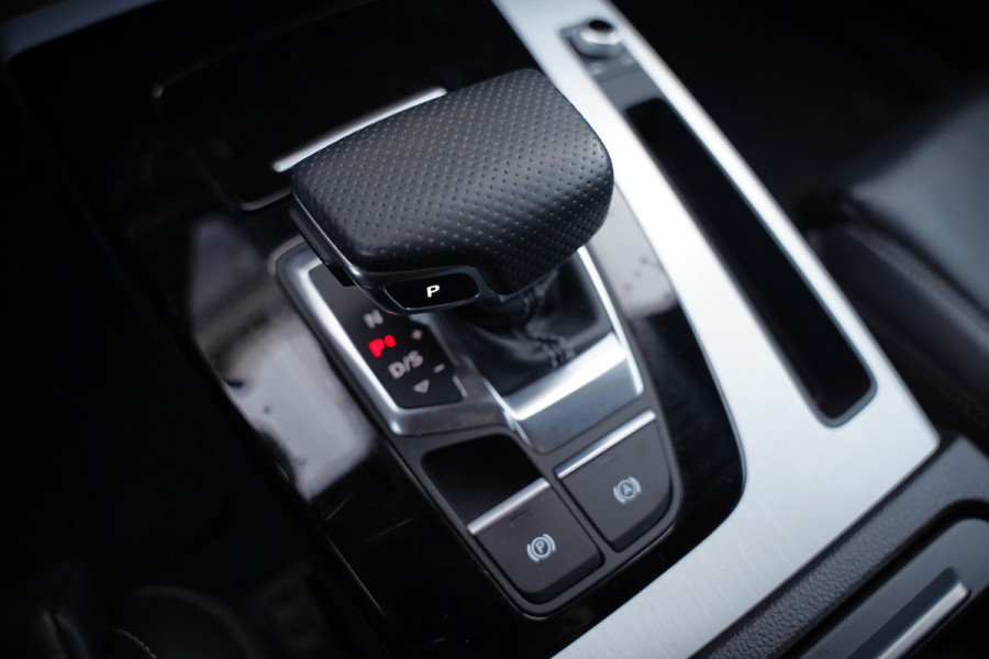 Audi Q5 Sportback 55 TFSI e S edition S-Line | Panoramadak | Stoelverwarming | RS Stoelen | Apple Carplay | Camera | Keyless | Navigatie | Trekhaak | Cruise Control | Memory Seat | Ambiance Verlichting | Matrix LED | SOH 99%