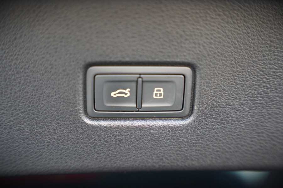 Audi Q5 Sportback 55 TFSI e S edition S-Line | Panoramadak | Stoelverwarming | RS Stoelen | Apple Carplay | Camera | Keyless | Navigatie | Trekhaak | Cruise Control | Memory Seat | Ambiance Verlichting | Matrix LED | SOH 99%