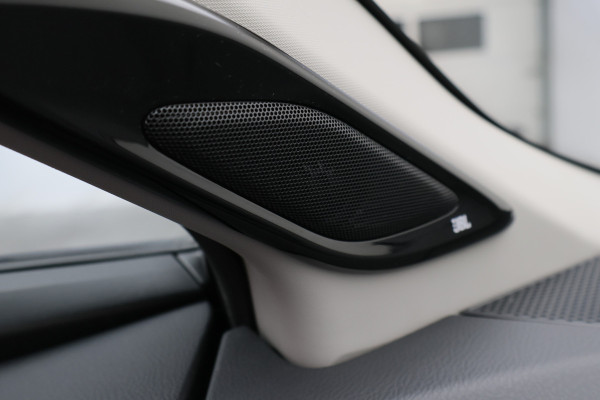 Toyota C-HR 1.8 Hybrid Style Two-Tone, Leer, Apple Carplay, Camera, JBL Sound, ACC, Keyless, 18"