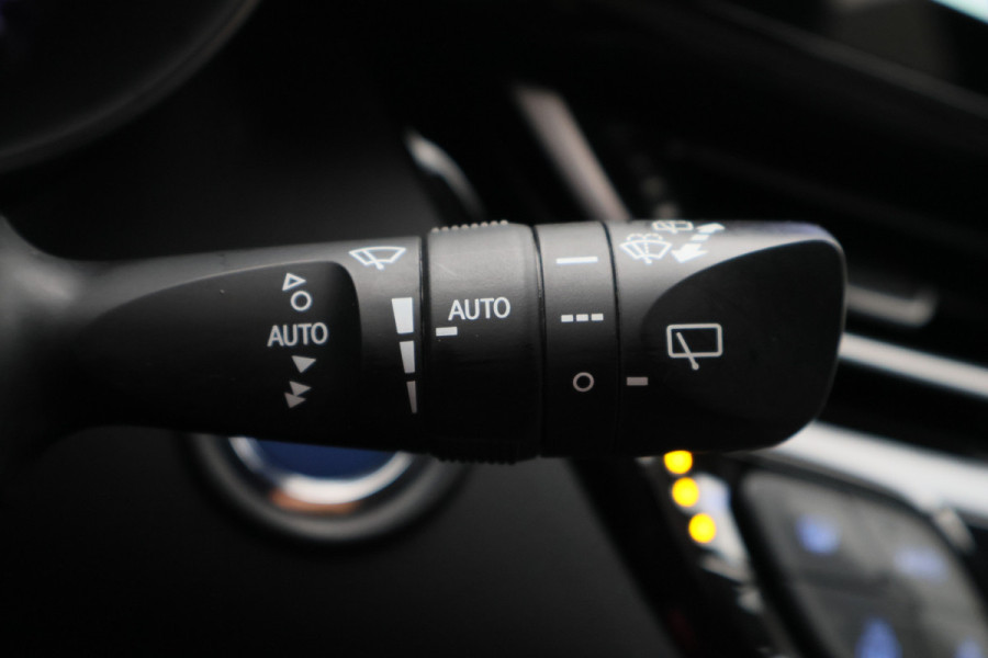 Toyota C-HR 1.8 Hybrid Style Two-Tone, Leer, Apple Carplay, Camera, JBL Sound, ACC, Keyless, 18"