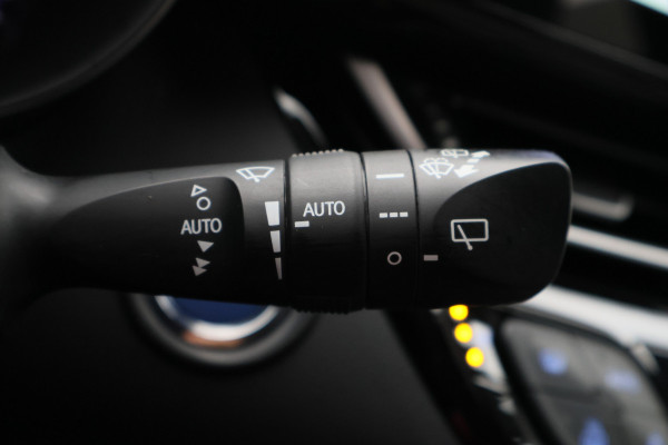 Toyota C-HR 1.8 Hybrid Style Two-Tone, Leer, Apple Carplay, Camera, JBL Sound, ACC, Keyless, 18"