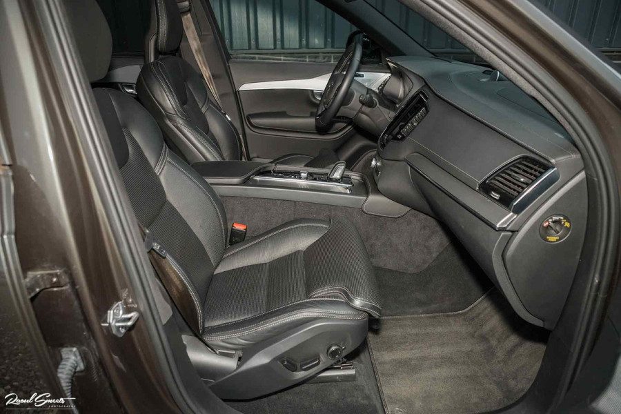 Volvo XC90 2.0 T8 Recharge AWD R-Design | Luchtvering | Bowers&Wilkins | Stoelmassage | verkoeling | Panoramadak | Zwenkbare trekhaak | Blis |