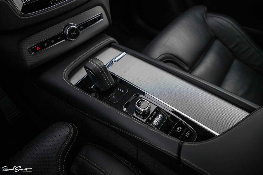 Volvo XC90 2.0 T8 Recharge AWD R-Design | Luchtvering | Bowers&Wilkins | Stoelmassage | verkoeling | Panoramadak | Zwenkbare trekhaak | Blis |