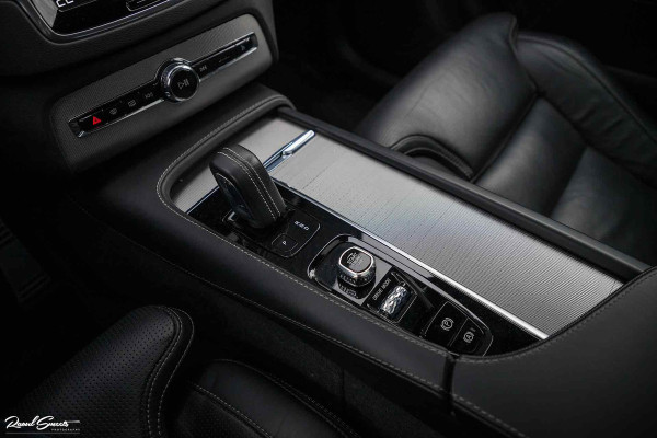 Volvo XC90 2.0 T8 Recharge AWD R-Design | Luchtvering | Bowers&Wilkins | Stoelmassage | verkoeling | Panoramadak | Zwenkbare trekhaak | Blis |