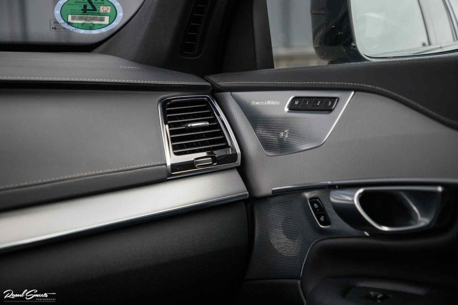 Volvo XC90 2.0 T8 Recharge AWD R-Design | Luchtvering | Bowers&Wilkins | Stoelmassage | verkoeling | Panoramadak | Zwenkbare trekhaak | Blis |