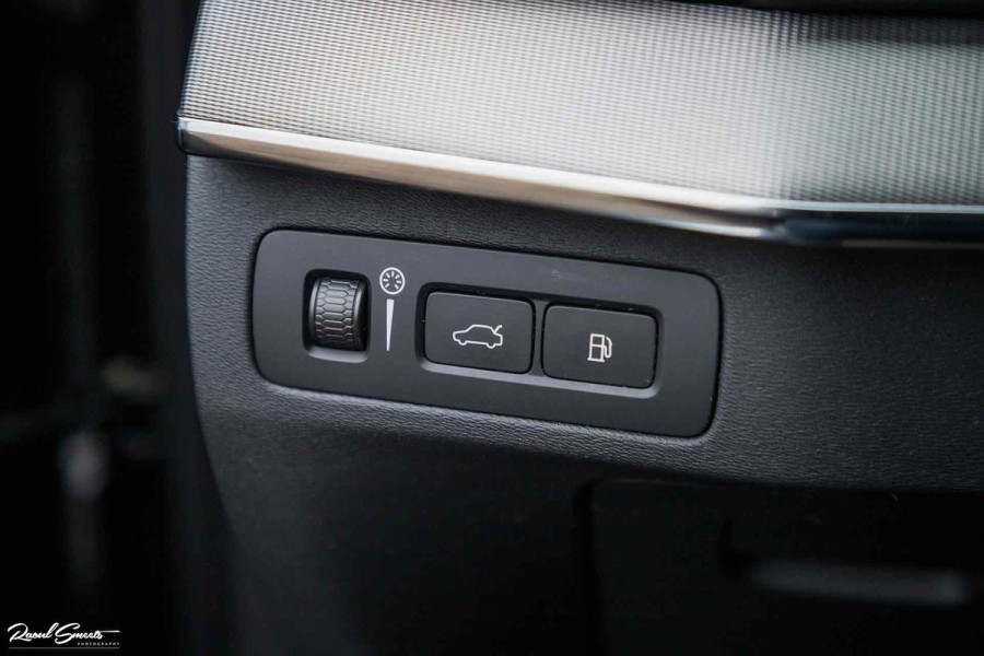 Volvo XC90 2.0 T8 Recharge AWD R-Design | Luchtvering | Bowers&Wilkins | Stoelmassage | verkoeling | Panoramadak | Zwenkbare trekhaak | Blis |