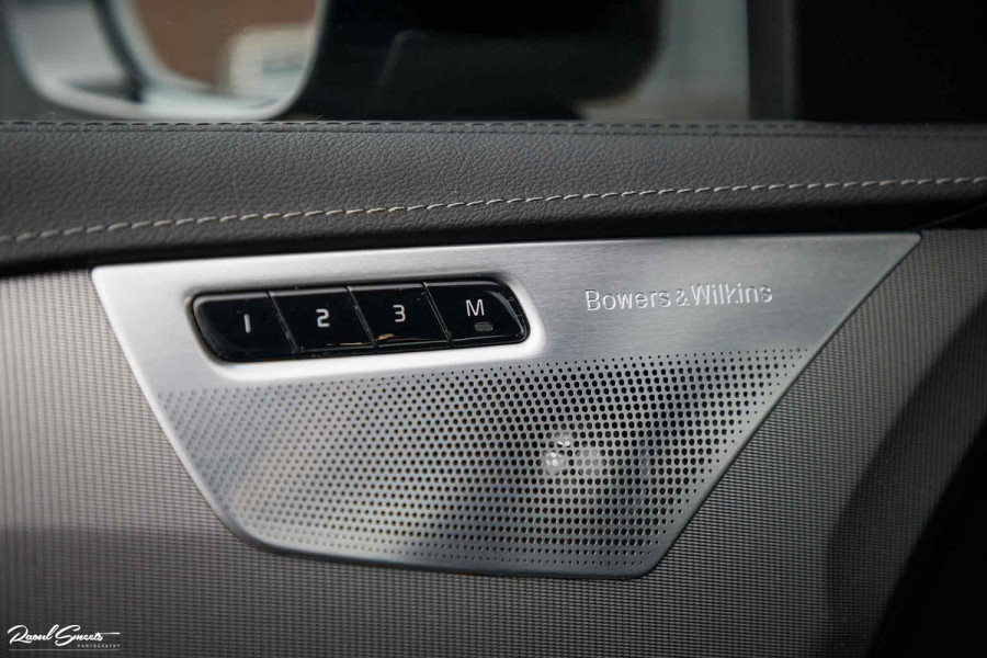 Volvo XC90 2.0 T8 Recharge AWD R-Design | Luchtvering | Bowers&Wilkins | Stoelmassage | verkoeling | Panoramadak | Zwenkbare trekhaak | Blis |