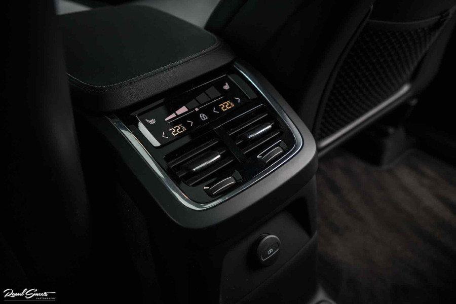 Volvo XC90 2.0 T8 Recharge AWD R-Design | Luchtvering | Bowers&Wilkins | Stoelmassage | verkoeling | Panoramadak | Zwenkbare trekhaak | Blis |