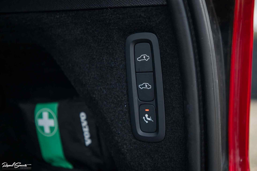 Volvo XC90 2.0 T8 Recharge AWD R-Design | Luchtvering | Bowers&Wilkins | Stoelmassage | verkoeling | Panoramadak | Zwenkbare trekhaak | Blis |
