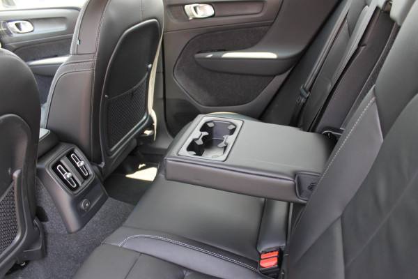 Volvo XC40 T5 262PK Automaat Recharge Plus Bright Draadloos opladen / Apple Carplay / Adaptieve cruise control / Blis / 18" lichtmetalen velgen / Parkeercamera achter
