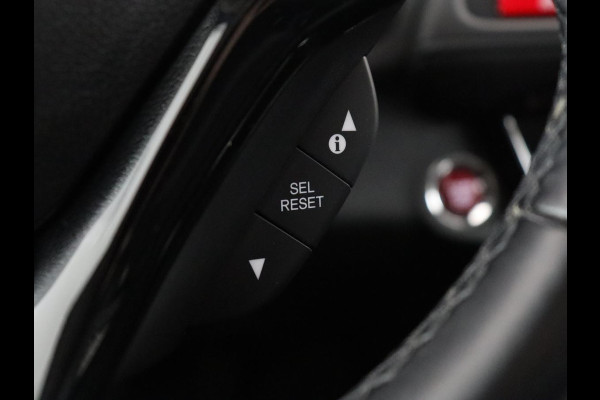 Honda HR-V 1.5 i-VTEC Executive | Panoramadak | Half leder | Cruise control | Trekhaak | Lane assist | Stoelverwarming | Camera | Park assist