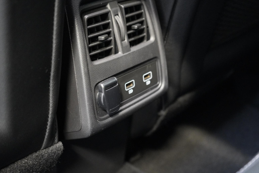 Renault Captur 1.6 E-Tech Plug-in Hybrid 160 Intens | SoH 87,48% | Stoelverwarming | Navigatie | Camera | Climate control | Trekhaak