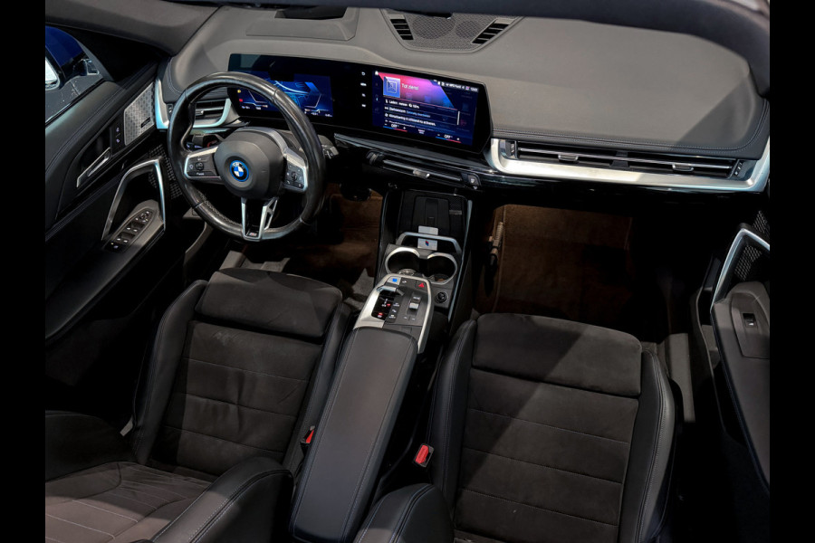 BMW iX1 xDrive30 Launch Edition 67 kWh |HUD|Panorama|Harman/Kardon|BTW incl