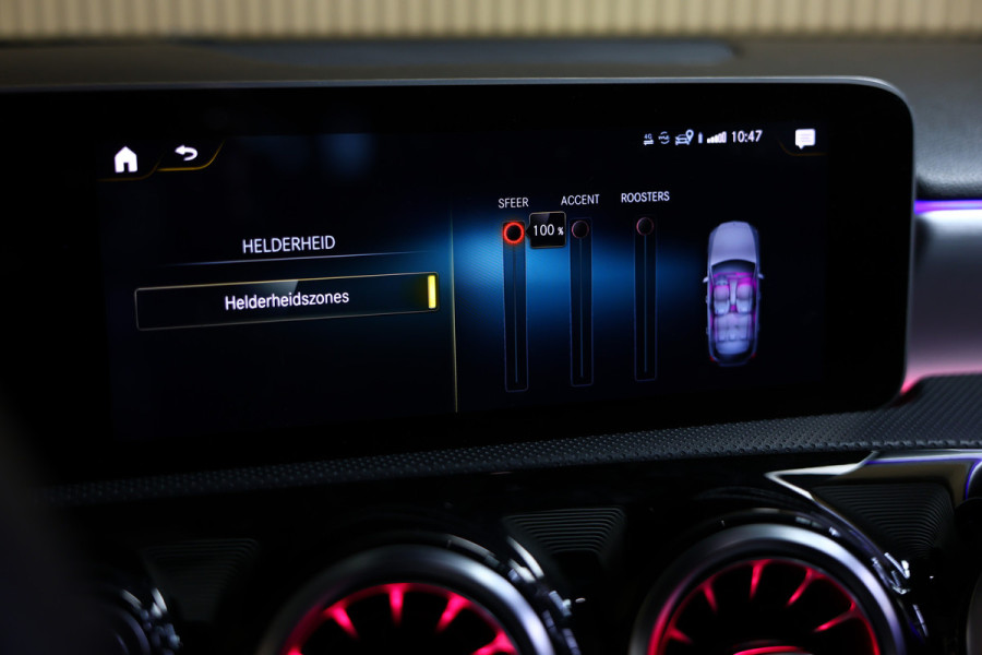 Mercedes-Benz A-Klasse AMG 35 4MATIC PANO NAVI CAMERA VIRTUAL CRUISE CLIMA SFEER STOELVW BT '19