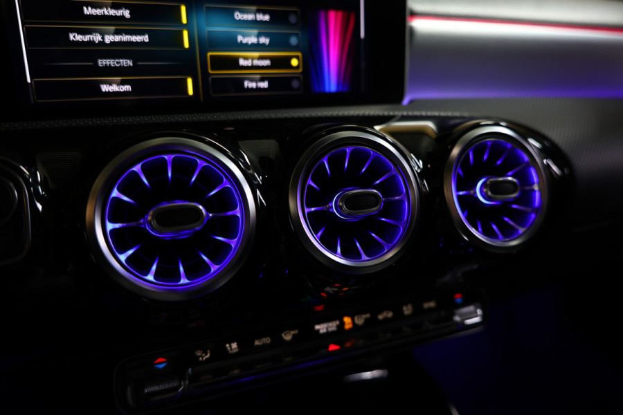 Mercedes-Benz A-Klasse AMG 35 4MATIC PANO NAVI CAMERA VIRTUAL CRUISE CLIMA SFEER STOELVW BT '19