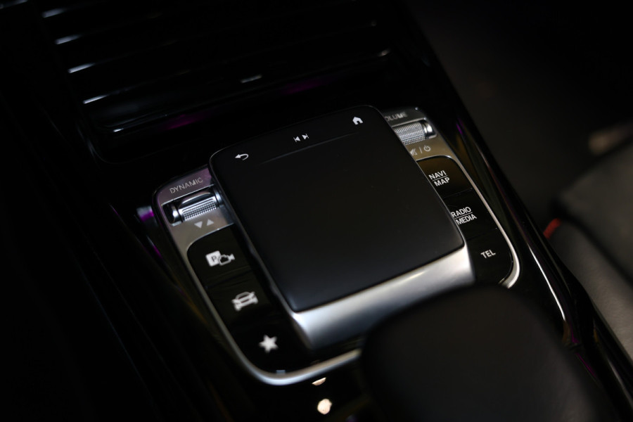 Mercedes-Benz A-Klasse AMG 35 4MATIC PANO NAVI CAMERA VIRTUAL CRUISE CLIMA SFEER STOELVW BT '19