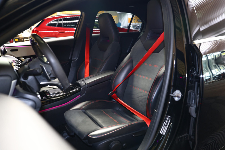 Mercedes-Benz A-Klasse AMG 35 4MATIC PANO NAVI CAMERA VIRTUAL CRUISE CLIMA SFEER STOELVW BT '19